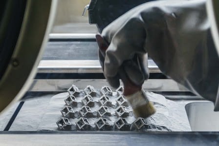 Une imprimante 3D métallique DMLS/SLM en action