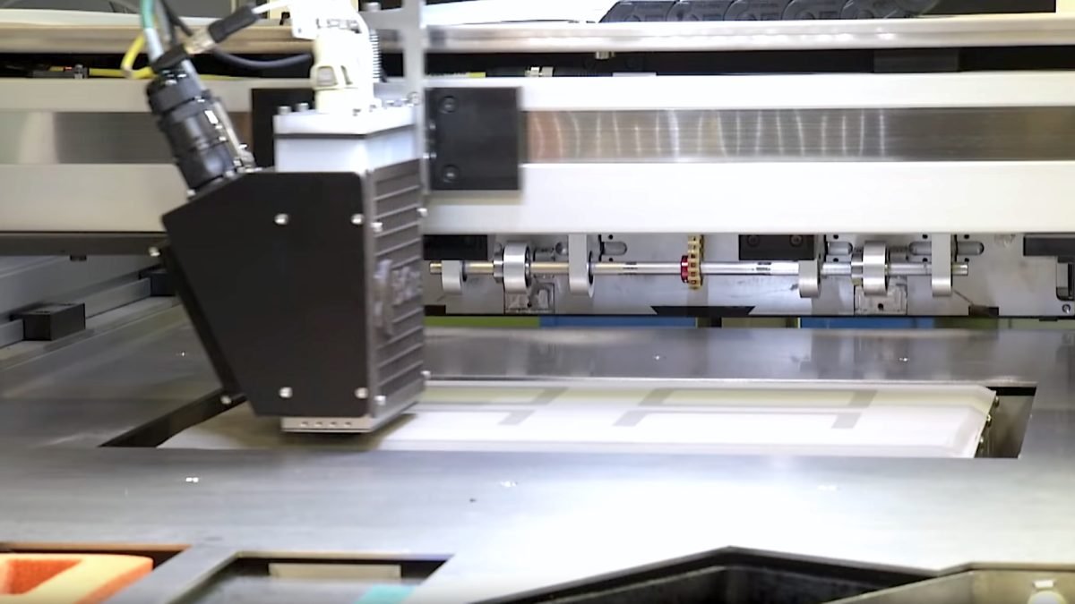 Une machine à jet de liant métallique en action
