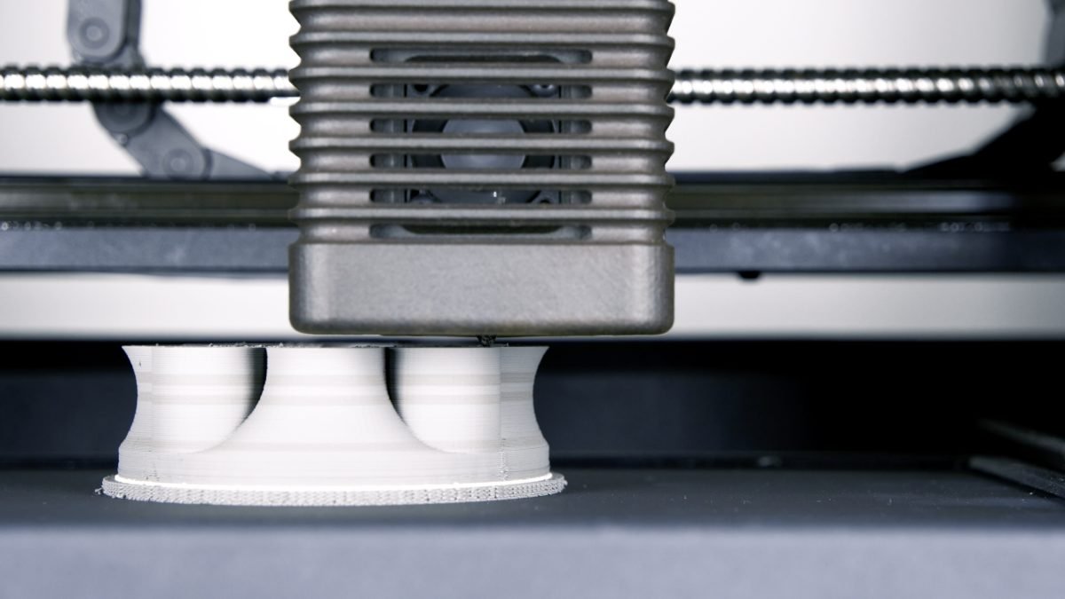 Ein 3D-Drucker für Metallextrusion in Aktion